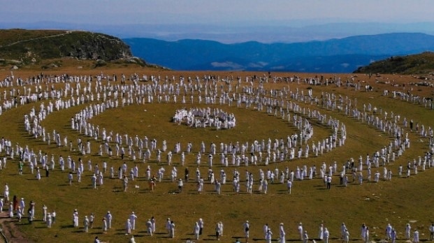 Последователи на Дънов посрещнаха Слънцето с ритуала паневритмия