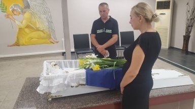 Бебето на украинската бежанка Олга оцеля само 10 дни, варненски свещеници му отказаха погребение