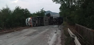 Цистерна и джип се удариха челно, има ранени, сред тях и деца