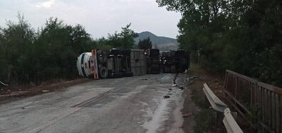 Цистерна и джип се удариха челно, има ранени, сред тях и деца