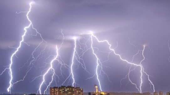 Над 3000 мълнии паднаха за час в България. Порой наводни Стара Загора и Карлово