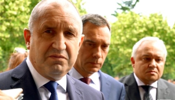 Президентът на поклонението пред убитите двама полицаи: Плащат цената на корупцията!