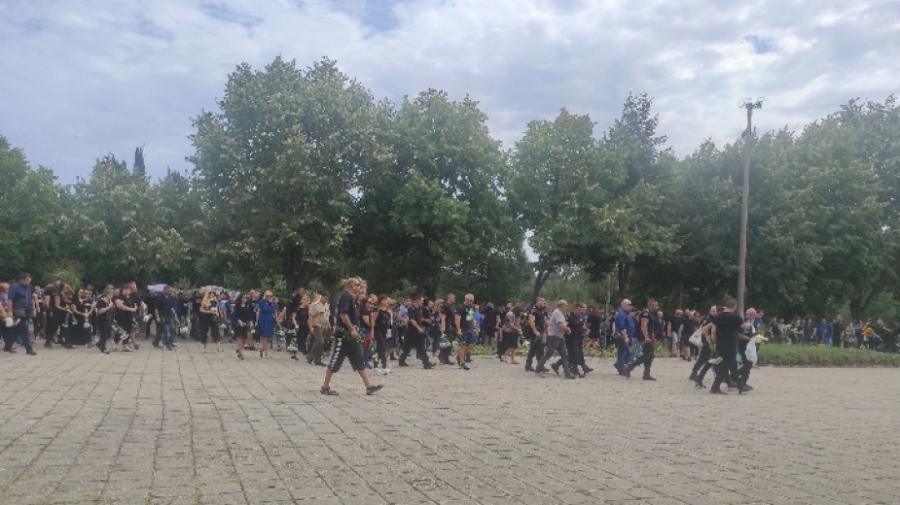 Стотици се сбогуваха със загиналите двама полицаи в Бургас