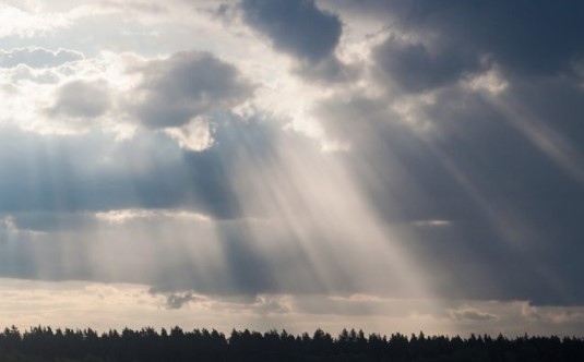 Днес над по-голямата част от страната  слънчево, на места с валежи. Максималните температури ще са между 28° и 33°