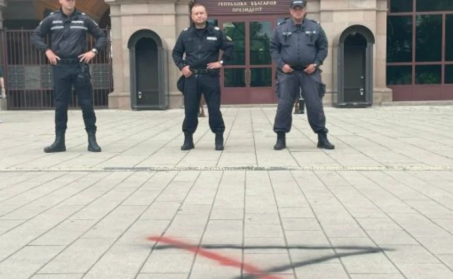 Протест срещу Газпром и министъра на енергетиката, БОЕЦ сложи Z на тротоара пред Президентството (СНИМКИ)