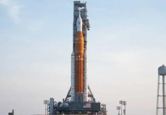 Около 400 000 зрители се очаква да наблюдават във Флорида изстрелването на ракетата на НАСА към Луната