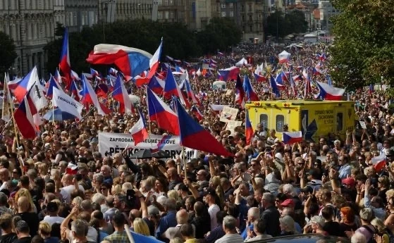 Десетки хиляди излязоха на антиправителствен протест в Прага