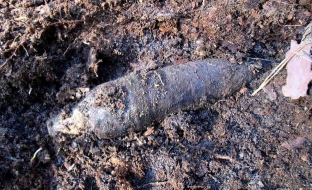 Откриха 40-сантиметров снаряд в двор на къща в Смолян