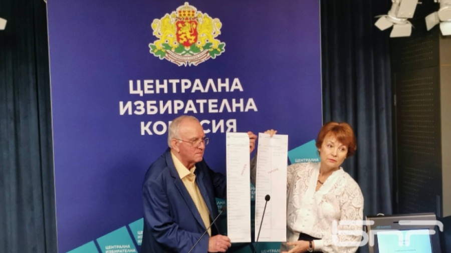 ЦИК показа бюлетината и демонстрира машинния вот - с карта за България и друга за чужбина