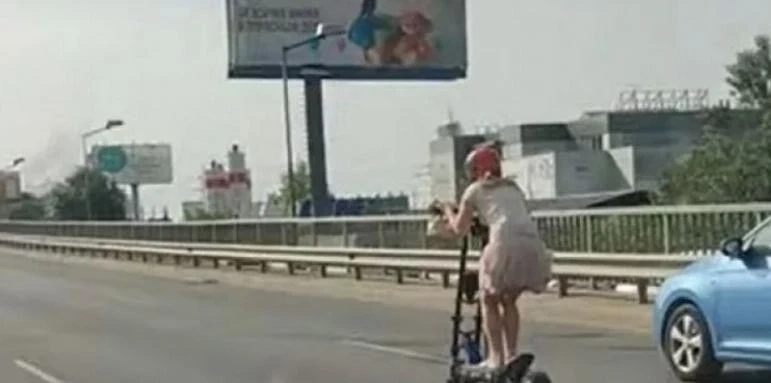 Бус блъсна Емили с тротинетката