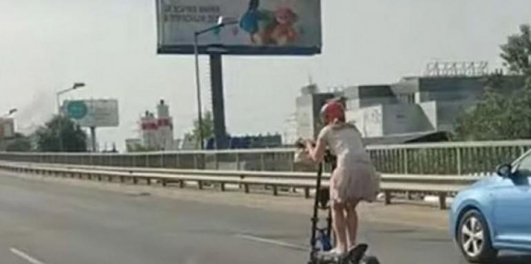 Бус блъсна Емили с тротинетката