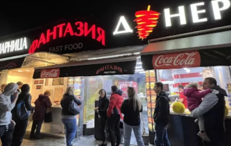 Емблематичната дюнерджийница в Красно село пак работи
