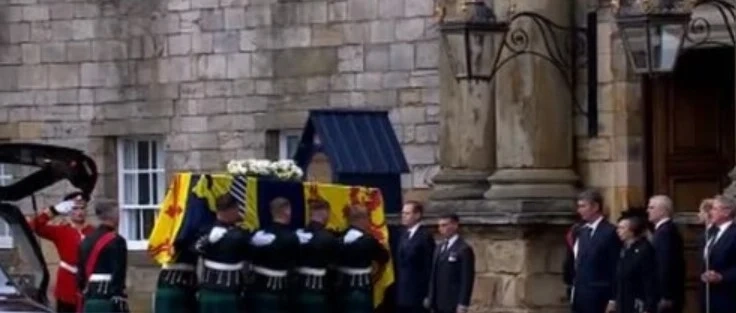 Кортежът с ковчега на Елизабет II пристигна в Единбург (ВИДЕО)