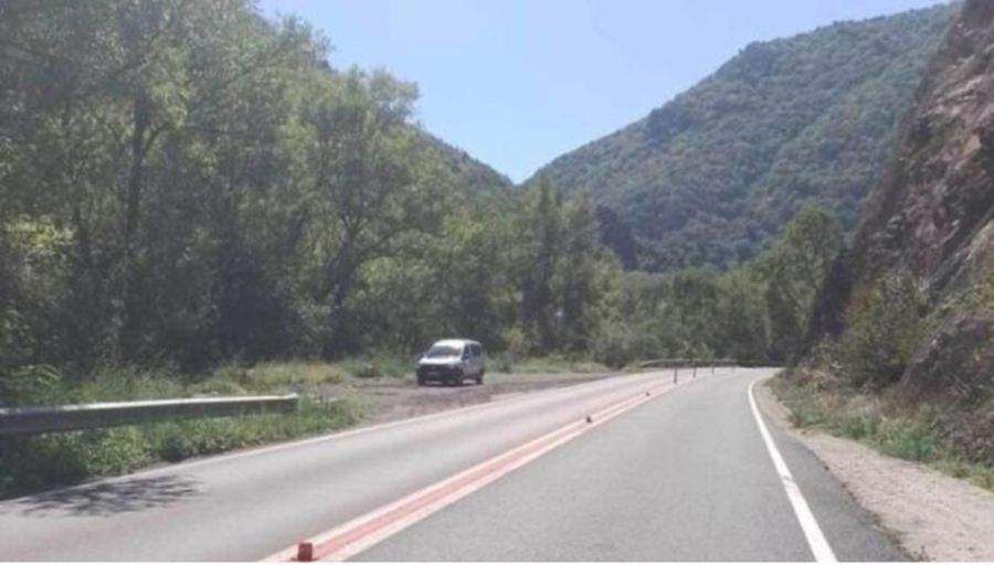 Неизвестни отрязаха част от колчетата в Кресненското дефиле (СНИМКИ)