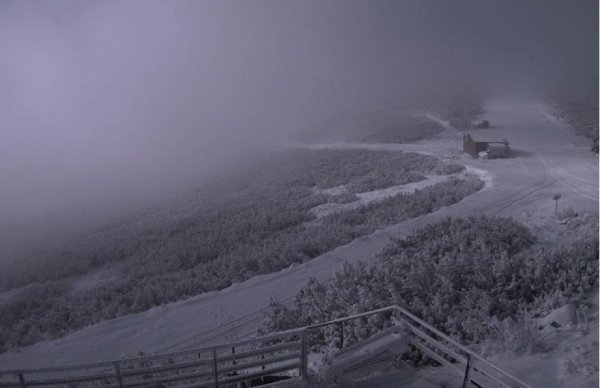Първи сняг падна на Боровец Днес следобед хижа Ястребец побеля
