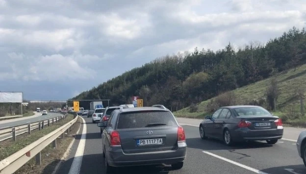 Засилен трафик, полицейски проверки и затворени улици в цялата страна