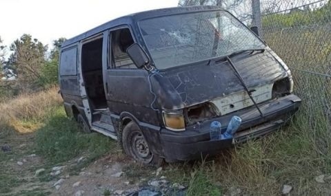 Бус минава през разрязана ограда на границата ни с Турция 