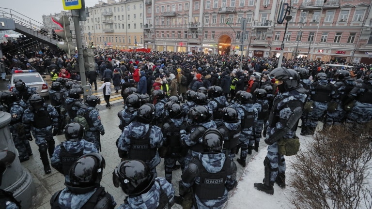 Над 740 задържани при антивоенни протести в 32 града в Русия