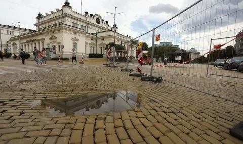 След ремонта: Пренареждат наново жълтите павета пред парламента
