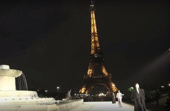 Ив Сен Лоран представи колекция, вдъхновена от 80-те години 