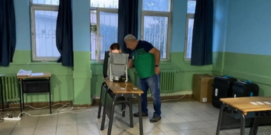 Очаква се в Турция да гласуват около 100 000 души. Броят на секциите е рекорден
