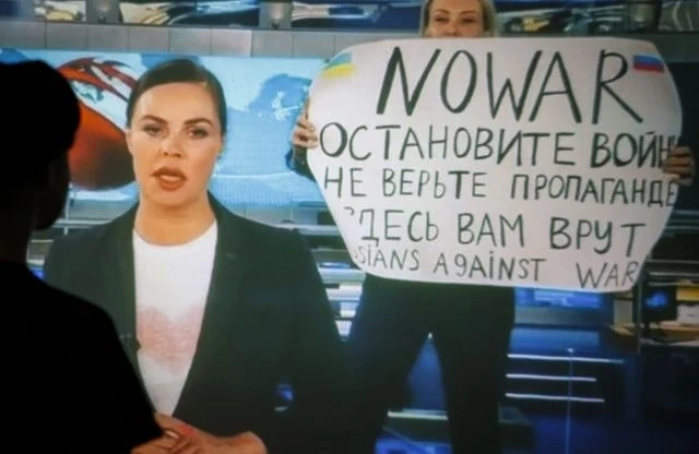Русия издирва журналистката Освянникова, която се обяви против войната 