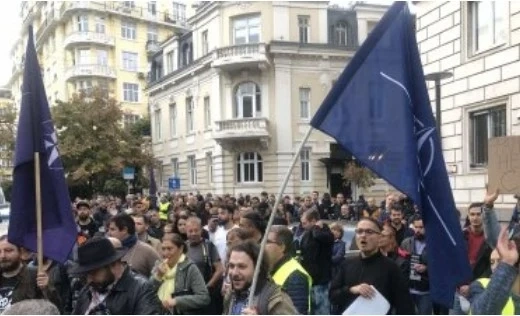 Спаси София излязоха на протест пред Столичната община заради ремонта на жълтите павета