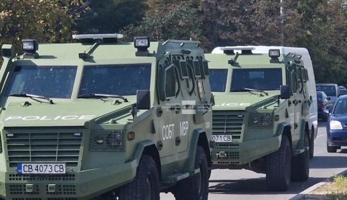 Операция по задържането на барикадиралия се мъж започна в Казанлък (СНМИКИ)