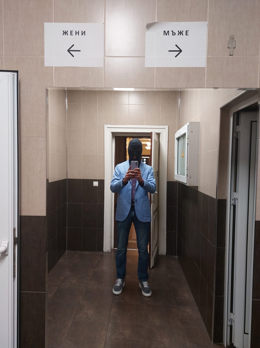 Маскираният общинар с украинското знаме подава оставка