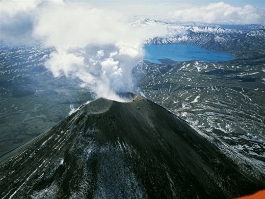 Вулкана Алаид изхвърли газ на 8 километра височина