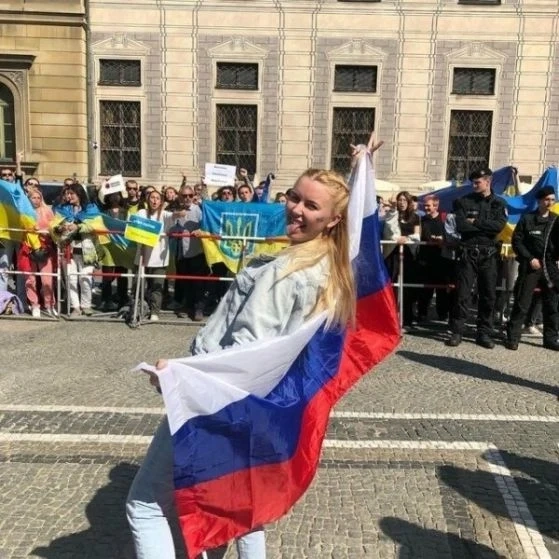 Рускинята, която се подиграва на украинците в Германия, се оказа проститутка