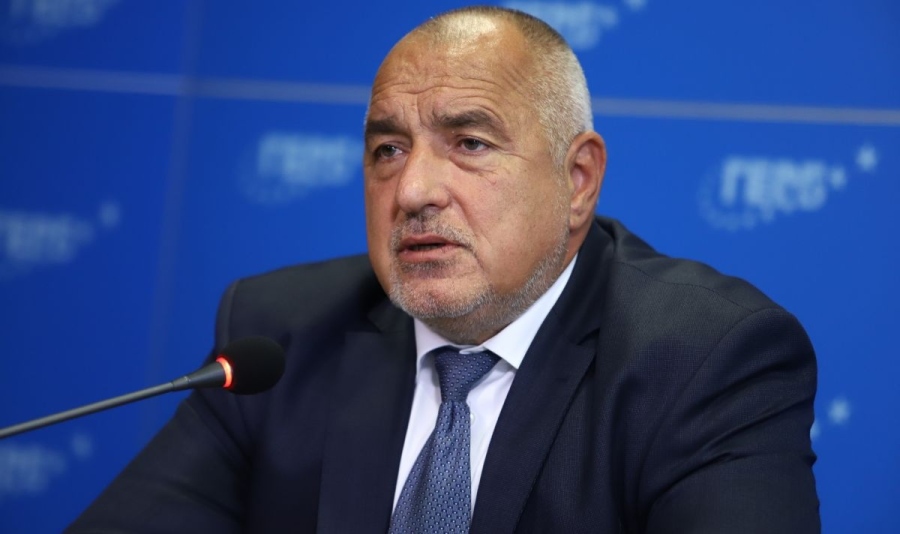 Борисов рита футбол, докато Народното събрание се тресе