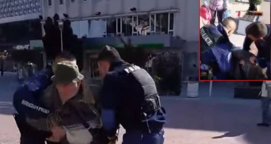 Полицаи повалиха уличен музикант на земята при арест