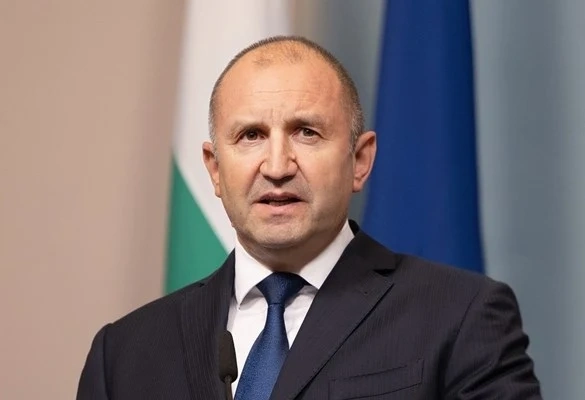 Радев вдига заплатите на хората в администрацията си