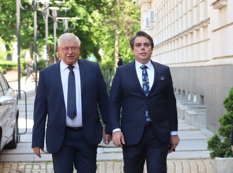 Кирил Ананиев и Асен Василев в лют спор в парламента