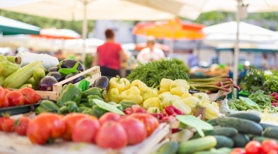 Цената на килограм зеленчуци се доближи до тази на месото