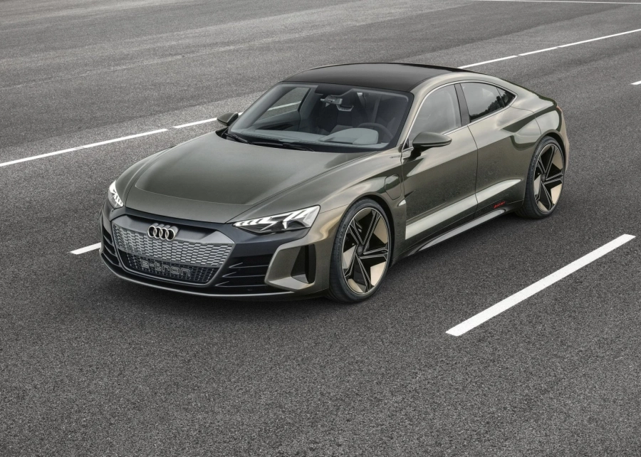 iX M60 в директна битка срещу RS E-Tron GT