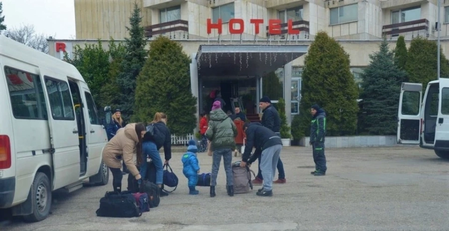 Украинските бежанци ще бъдат преместени в държавни бази 