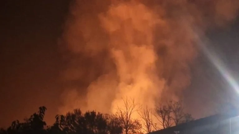 Пожар гори в двора на завод Арсенал