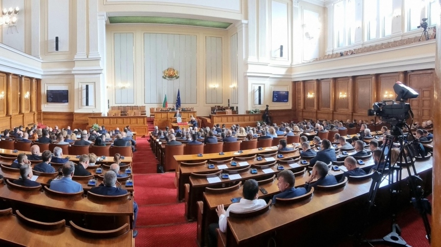 Депутатите ще дебатират в пленарната зала решението за военна помощ за Украйна