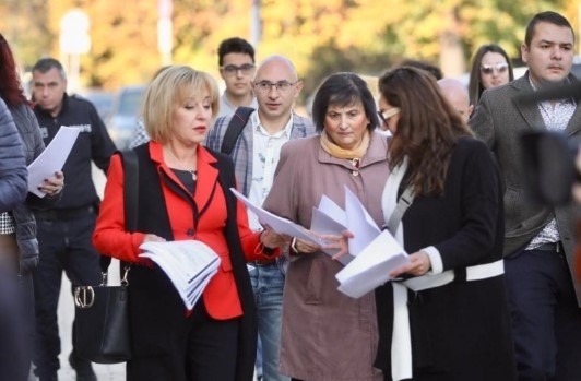 Мая Манолова разпиля протоколи и хартиени бюлетини пред парламента (СНИМКИ)