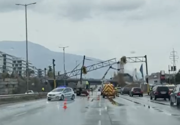 Премахнаха опасен светофар в София 