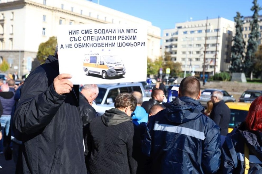 Мълчалив, но оглушителен протест: Спешните медици пускат сирените