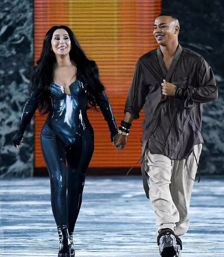 Шер призна за връзката си с 36-годишния рапър: Не пречим на никого