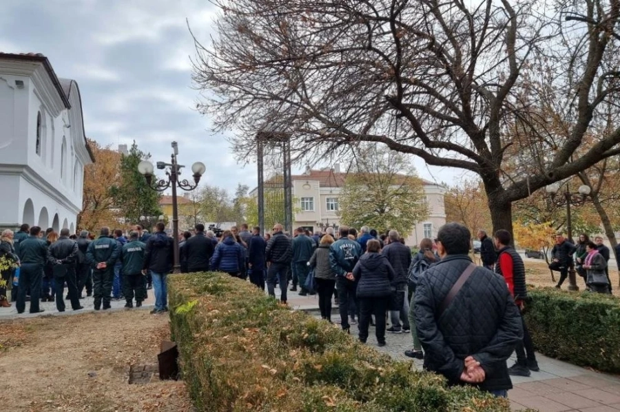 Последно сбогом: Сирени и минута мълчание в памет на убития граничен полицай 