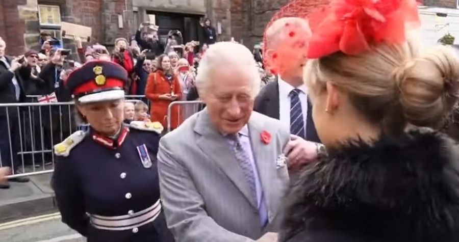 Замериха с яйца Крал Чарлз Трети и кралицата консорт Камила