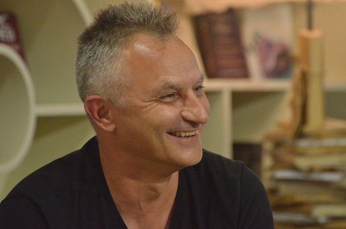 Писателят Захари Карабашлиев е подал снощи оставка от поста главен