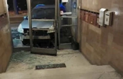 Кола влезе във вход на кооперация в София след катастрофа с рейс