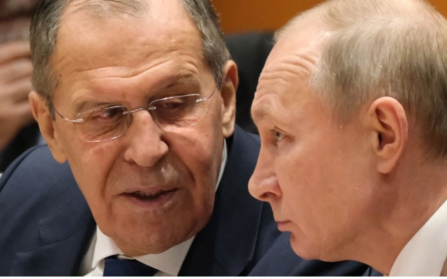 Мрази Запада, но е с американски часовник и телефон