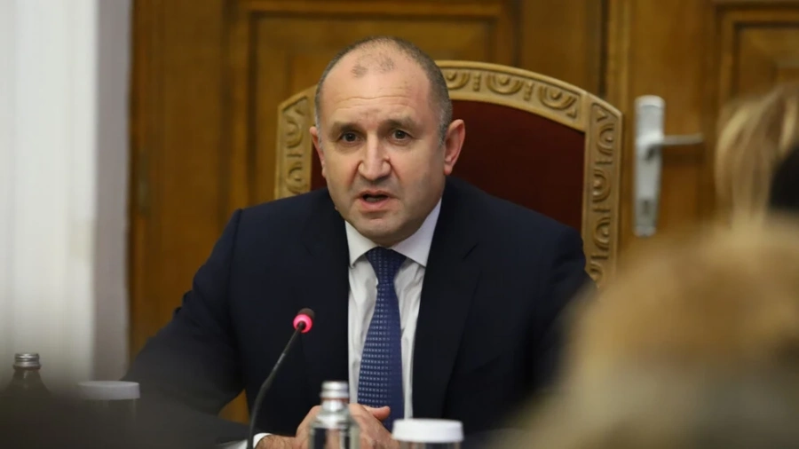 Радев бабува на нова протестърска партия. Цепи депутати на ПП и Янев